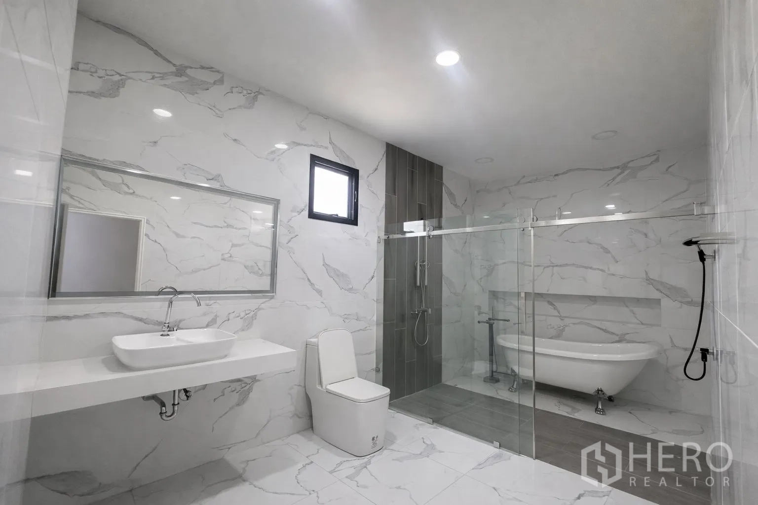 โรงงาน for rent in Krathum Baen, Samut Sakhon - ห้องน้ำหรูกรุหินอ่อน กระจกกั้นอาบน้ำและอ่างอาบน้ำ