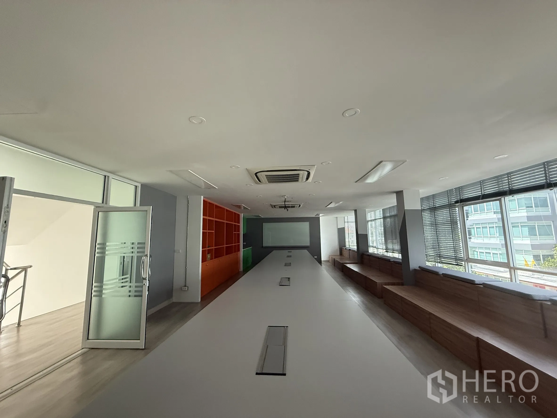 办公空间 出租在Bueng Kum, Bangkok - 超长会议室，中央长桌、阶梯式座位与百叶窗。