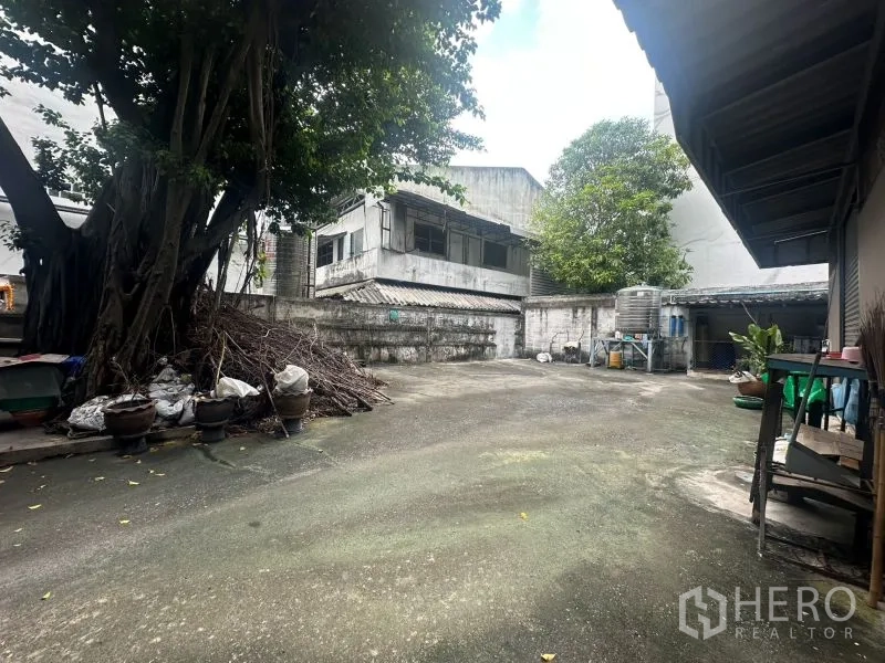 สำนักงาน ให้เช่า - ลานด้านหลังกว้าง มีร่มไม้และพื้นที่บริการ เหมาะจอดรถ