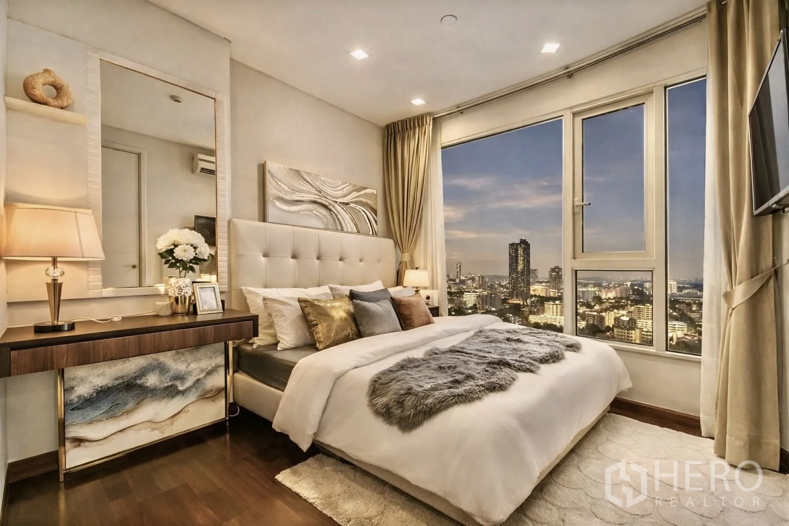 คอนโด for rent or sale in Watthana, Bangkok - มุมมองห้องนอนติดกระจกบานใหญ่เห็นทิวทัศน์เมืองยามโพล้เพล้