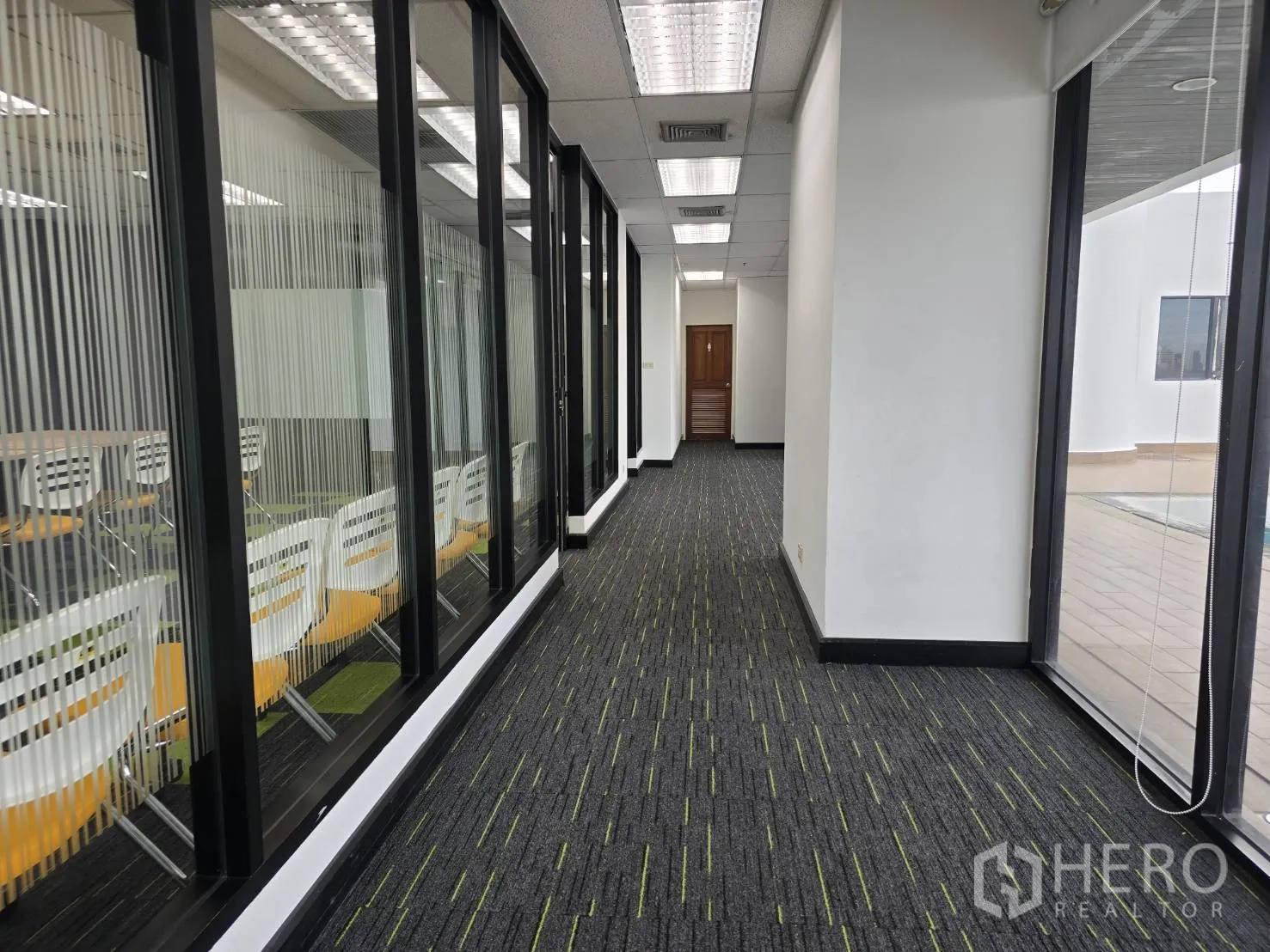 ออฟฟิศ for rent in Watthana, Bangkok - โถงทางเดินข้างห้องประชุมและหน้าต่างที่มองออกไปยังชั้นสระว่ายน้ำ.