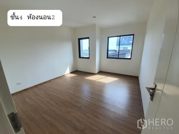 带办公室的家 出租或出售在Prawet, Bangkok - 采光充足的楼上卧室，木地板与两扇窗户。