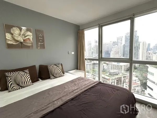 公寓 出售在Khlong Toei, Bangkok - 主卧转角落地窗，俯瞰素坤逸天际线景观。