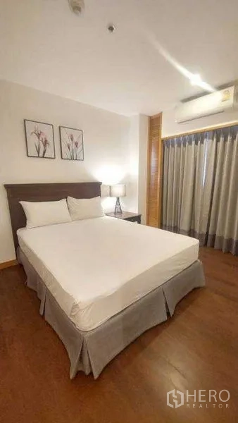Apartment for rent - Spacious bedroom with double bed, wood flooring and blackout curtains.