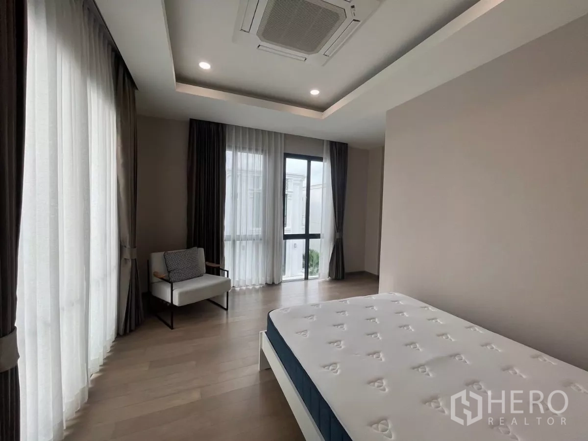 独立式住宅 出租在Lat Phrao, Bangkok - 宽敞次卧，大窗与浅色木地板
