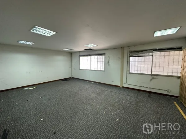 货栈 出租在Huai Khwang, Bangkok - 空旷的铺毯办公室，吊顶日光灯与窗户。