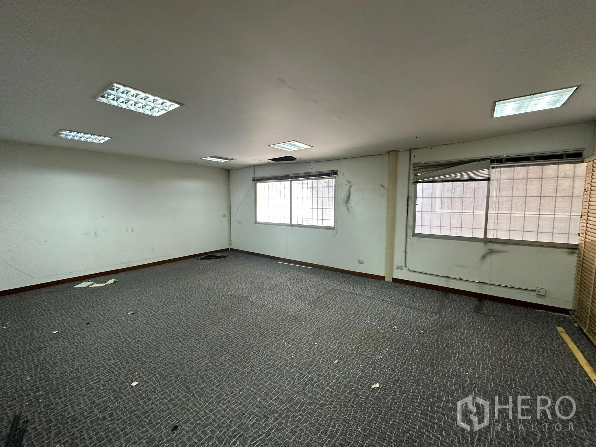 货栈 出租在Huai Khwang, Bangkok - 空旷的铺毯办公室，吊顶日光灯与窗户。