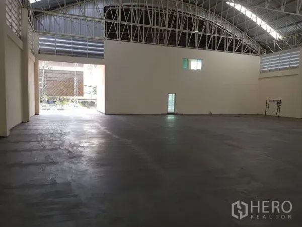 โรงงาน ให้เช่าหรือขายในMueang Samut Prakan, Samut Prakan - คลังสินค้าเปิดโล่ง ประตูโหลดกว้าง รับแสงธรรมชาติ