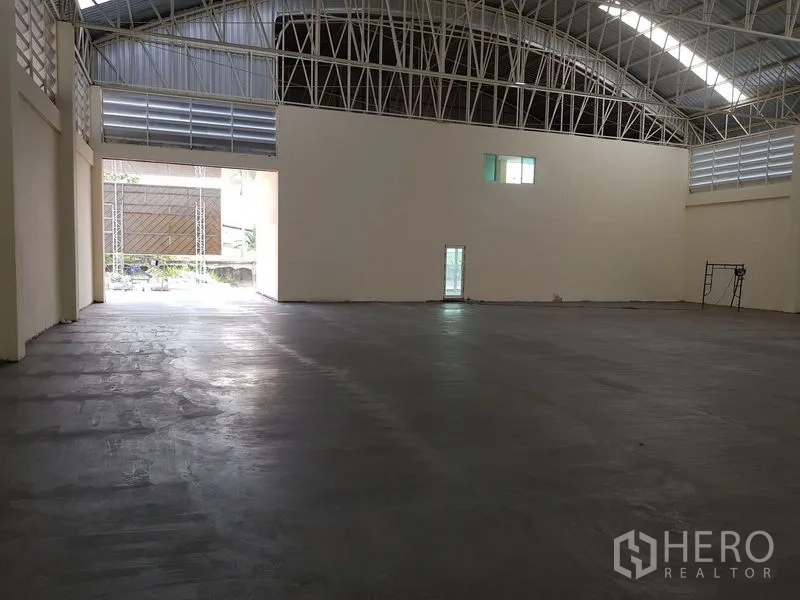 โรงงาน ให้เช่าหรือขายในMueang Samut Prakan, Samut Prakan - คลังสินค้าเปิดโล่ง ประตูโหลดกว้าง รับแสงธรรมชาติ