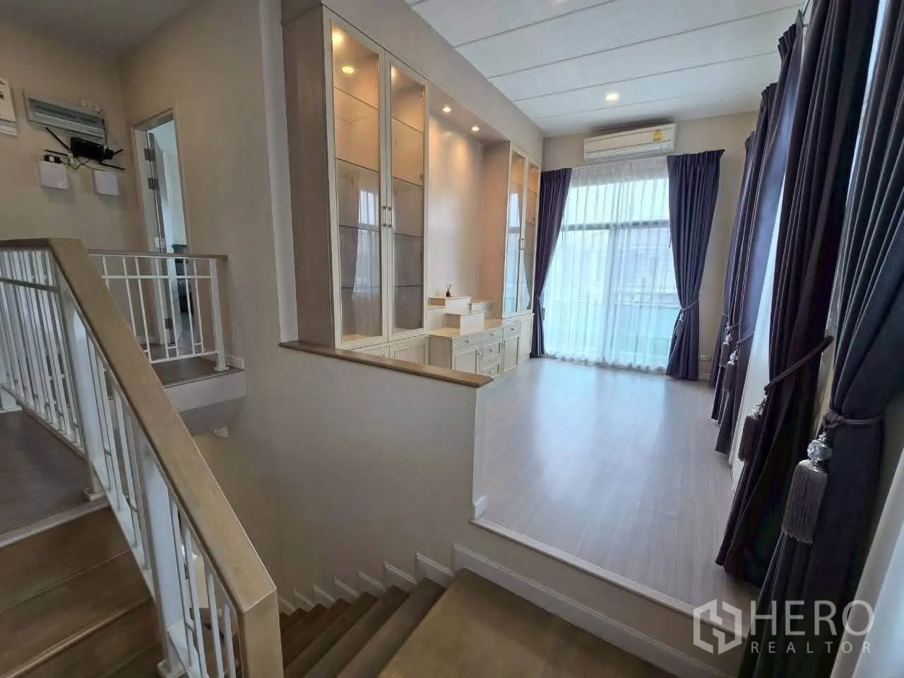 独栋房屋 for rent or sale in Lat Krabang, Bangkok - 二层空间，内置展示柜、梳妆台与玻璃门。
