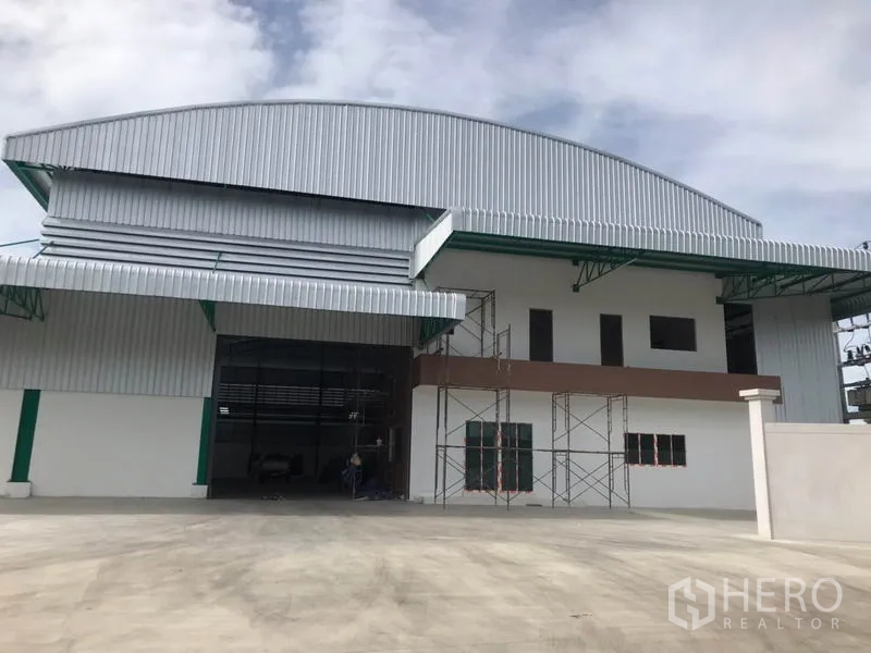 Factory for rent or sale in Mueang Samut Sakhon, Samut Sakhon - Front facade of the factory with wide roller door and two-storey office block.