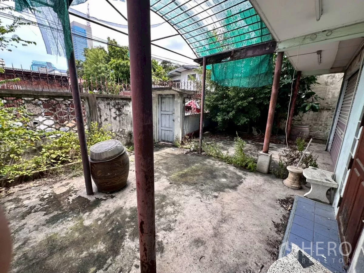 零售空间 出租在Khlong Toei, Bangkok - 覆盖式露台，长椅与绿色遮阳网，临小庭院