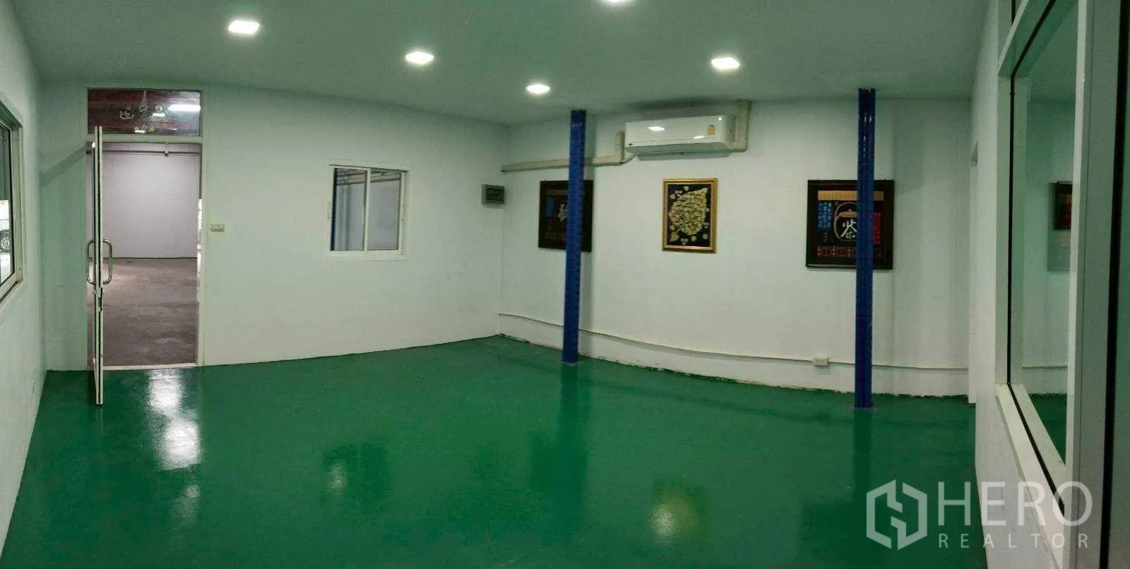คลังสินค้า ให้เช่าในLat Krabang, Bangkok - ห้องสำนักงานติดแอร์ พื้นอีพ็อกซี่สีเขียว และช่องหน้าต่าง