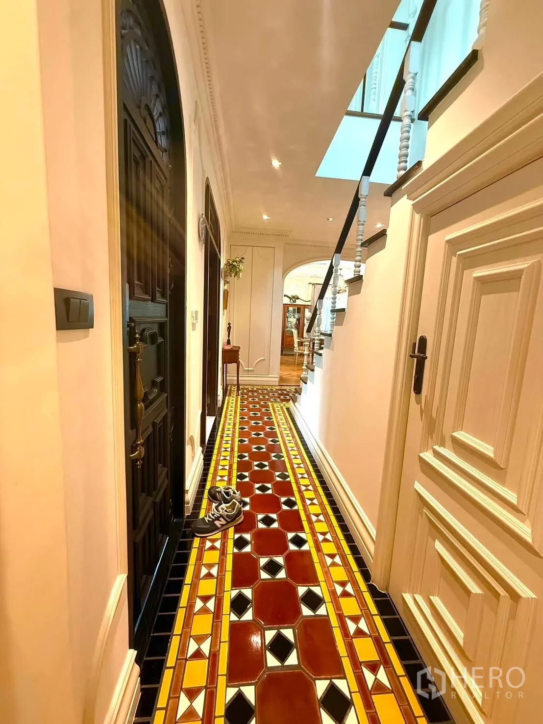 Detached House for rent in Bang Kapi, Bangkok - Entry corridor with colorful patterned mosaic floor tiles.