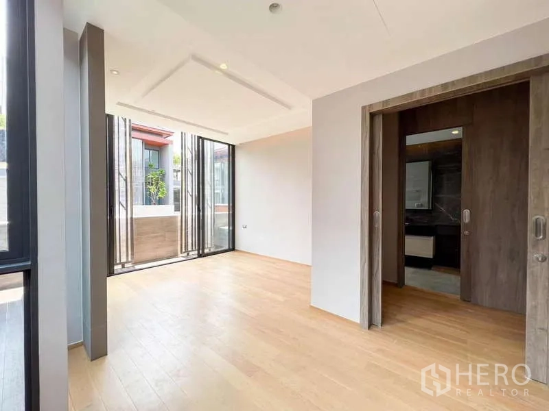 独立式住宅 出售在Yan Nawa, Bangkok - 采光充足的卧室，木质推拉门连通套卫