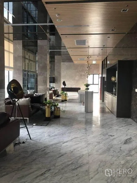 公寓 出售在Ratchathewi, Bangkok - 豪华大堂，满铺大理石地面与高挑天花。