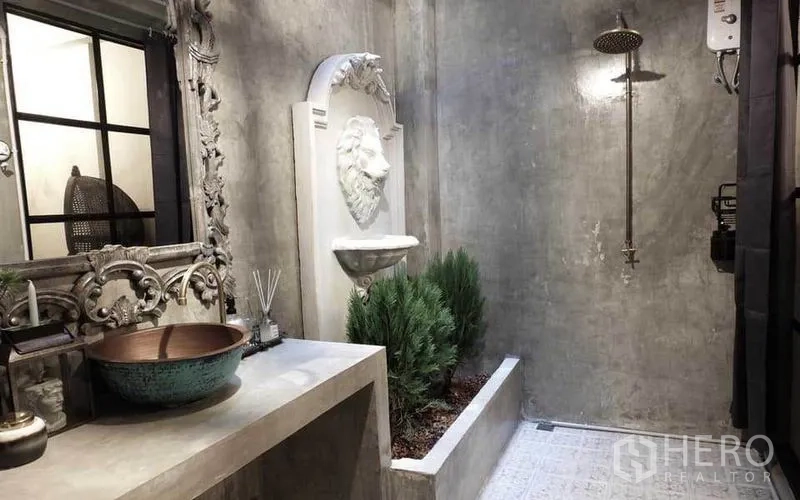 Townhouse for rent in Watthana, Bangkok - Industrial-style bathroom featuring a rain shower, lion-head wall fountain and plants.