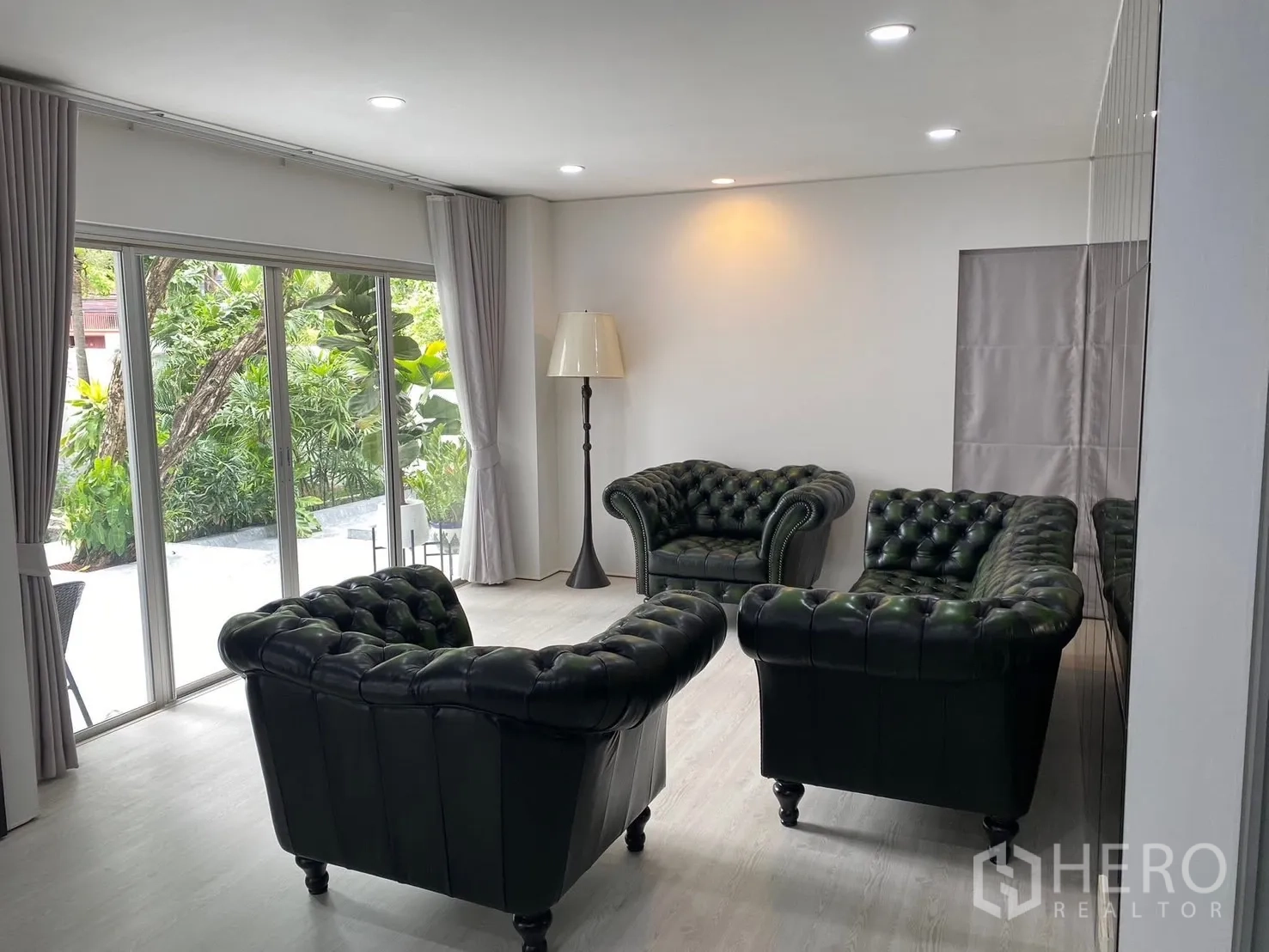 บ้าน ให้เช่าในSuan Luang, Bangkok - ห้องนั่งเล่นที่สอง โซฟาเชสเตอร์ฟิลด์สีเขียวเข้มติดสวน