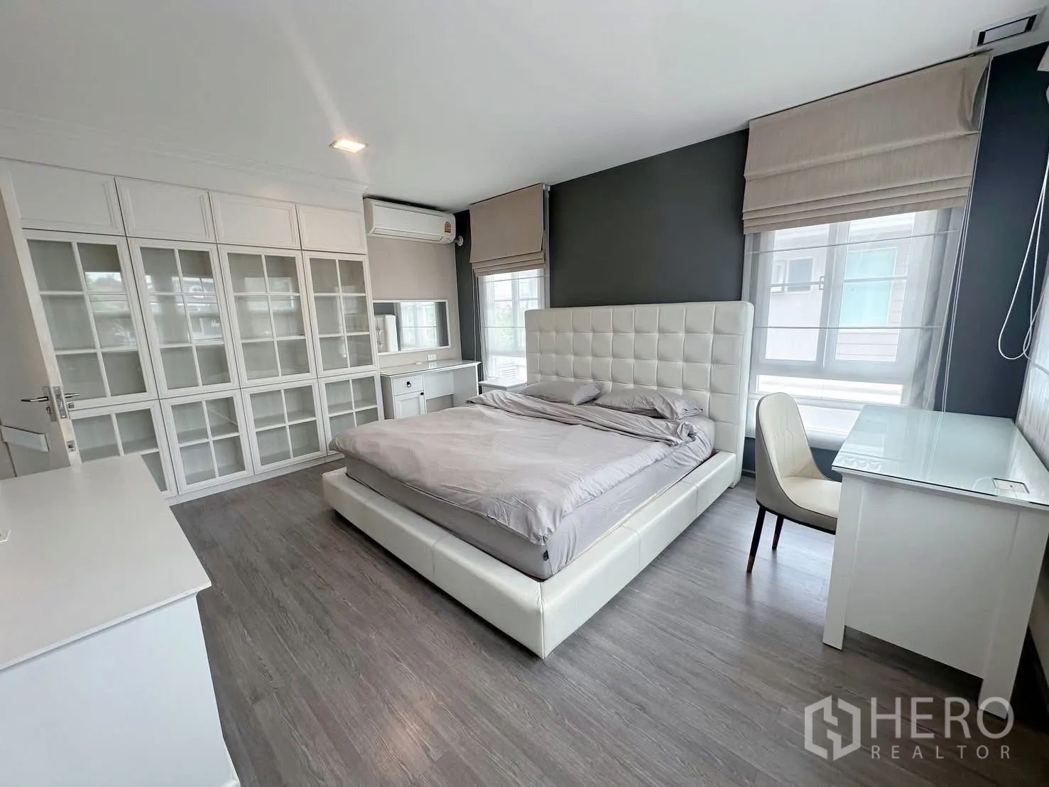 บ้าน ให้เช่าหรือขายในBang Phli, Samut Prakan - โถงบันไดชั้นบน มีหน้าต่างและราวกันตกสมัยใหม่