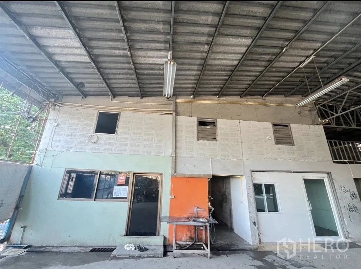โกดัง for rent in Chatuchak, Bangkok - ด้านหน้าโครงสร้างออฟฟิศย่อยใต้หลังคาโกดัง มีหน้าต่างและประตู