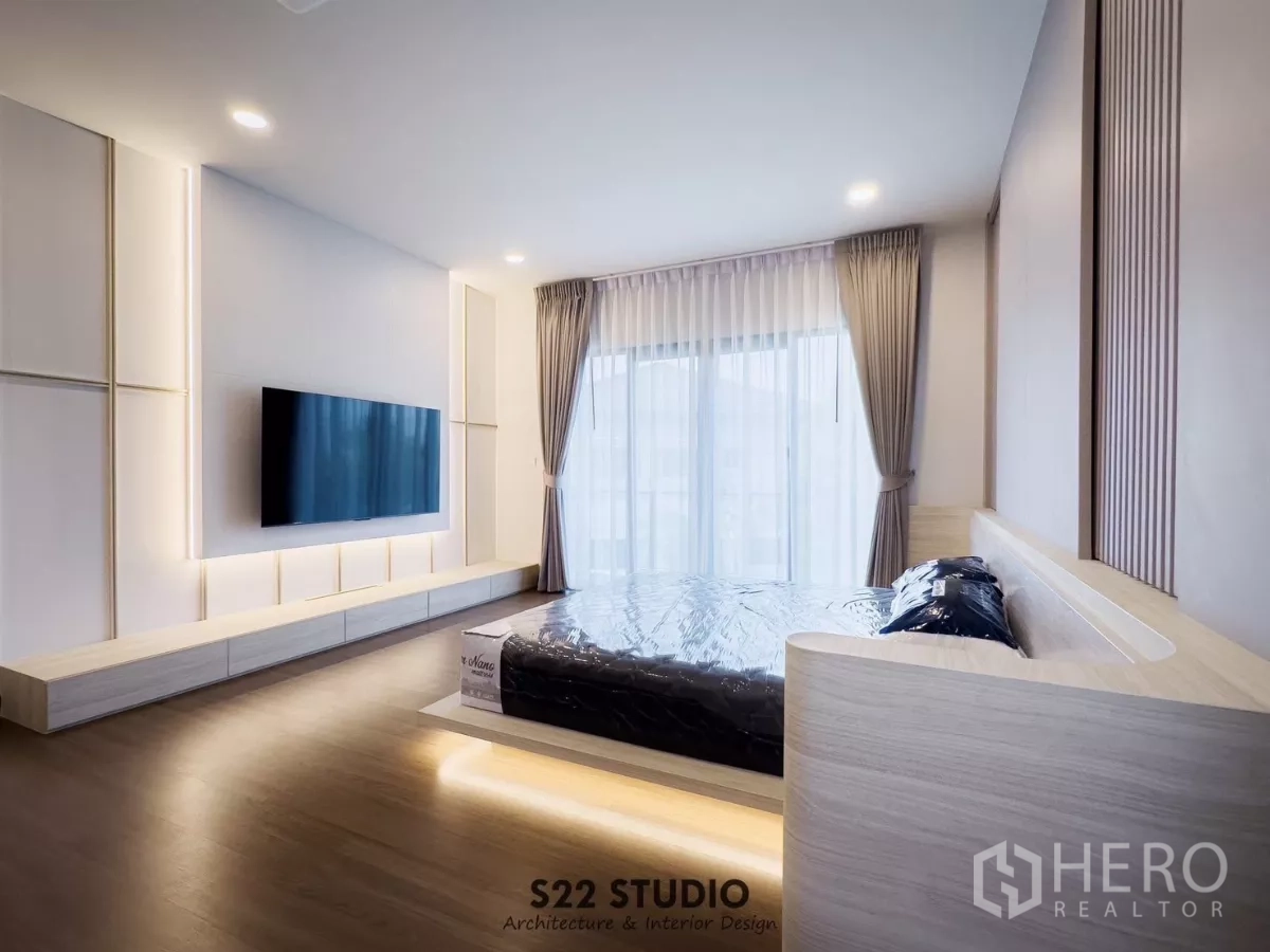 独立式住宅 出租在Bang Phli, Samut Prakan - 主卧角度，电视墙与悬浮柜，床底灯带