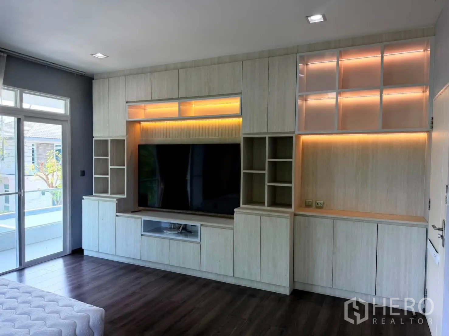 บ้านเดี่ยว for rent in Bang Phli, Samut Prakan - ตู้บิวท์อินพร้อมไฟตกแต่งและทีวีจอแบนขนาดใหญ่