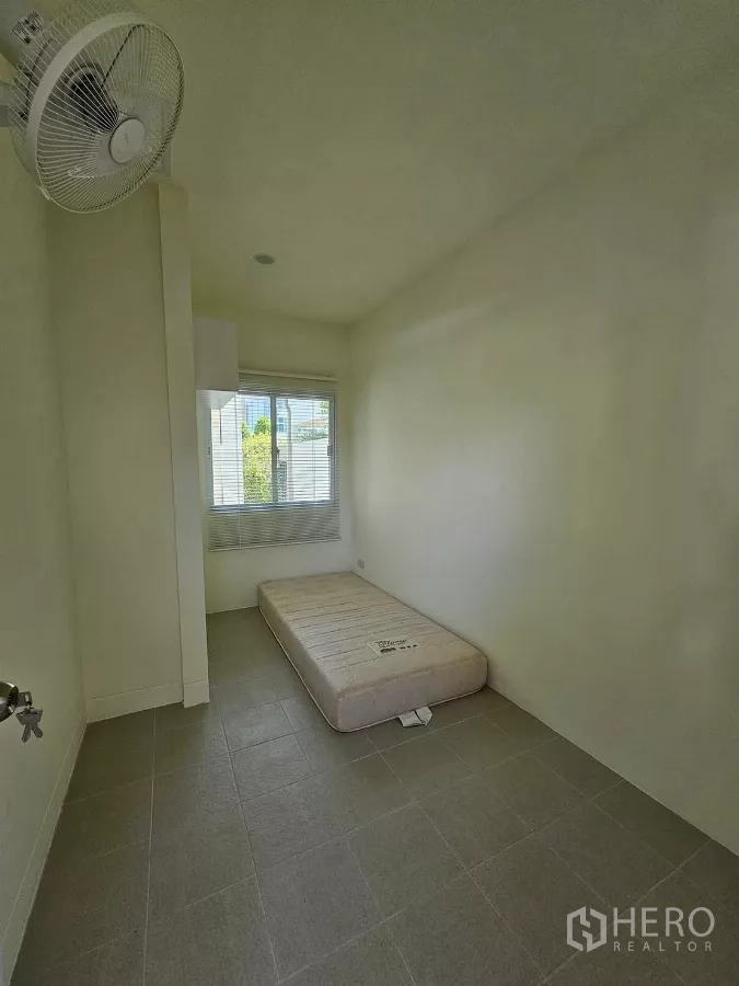 บ้าน ให้เช่าในBang Phli, Samut Prakan - ห้องแม่บ้านพื้นกระเบื้อง มีหน้าต่างและพัดลมติดผนัง