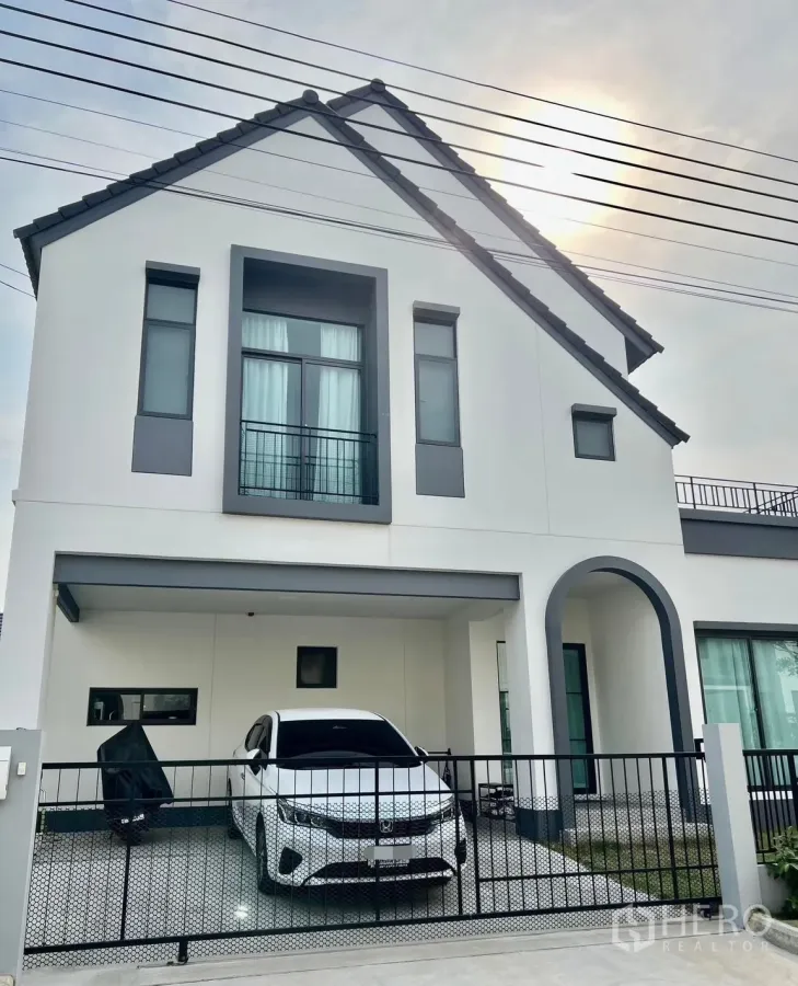 บ้าน ให้เช่าในBang Sao Thong, Samut Prakan - บ้านเดี่ยวสองชั้นสไตล์โมเดิร์น พร้อมที่จอดรถในรั้วและเฉลียงโค้ง ภายในโครงการส่วนตัว