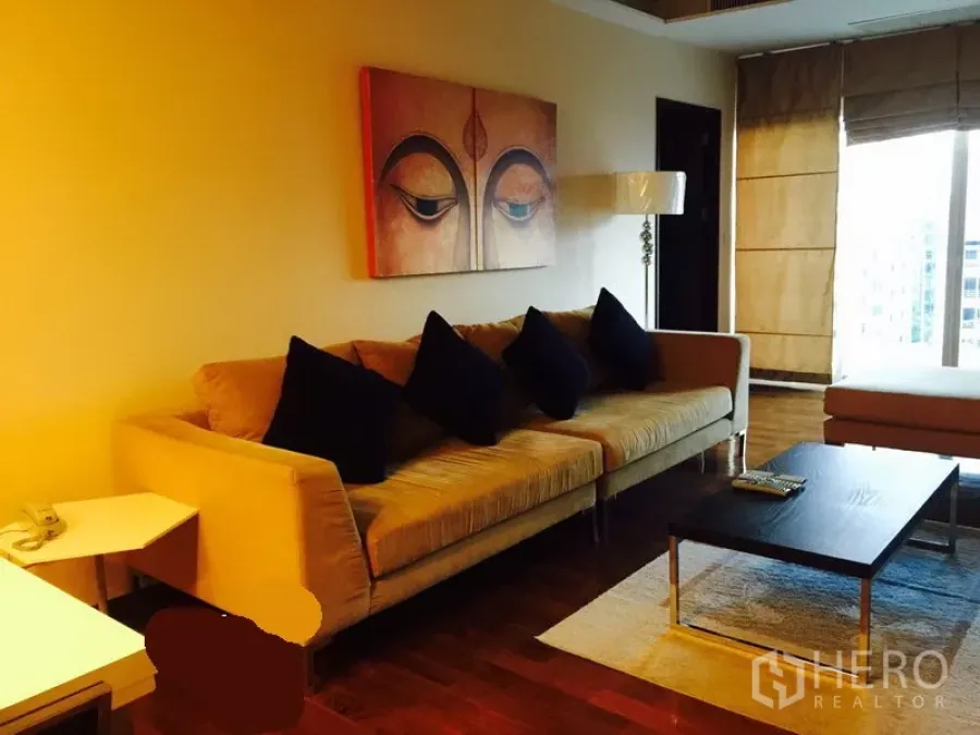 คอนโด ให้เช่าในWatthana, Bangkok - มุมนั่งเล่นอบอุ่น โซฟาตัวยาว ภาพตกแต่งผนัง โต๊ะกาแฟ และหน้าต่างบานใหญ่เห็นวิวเมือง