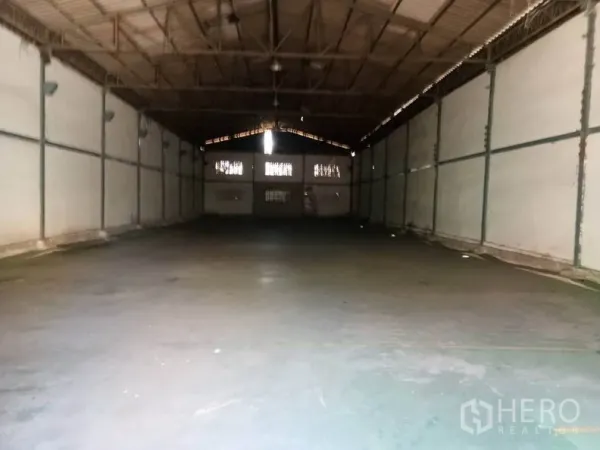 Warehouse for rent in Bang Sao Thong, Samut Prakan - Wide-span warehouse interior with high steel truss roof and smooth concrete floor.