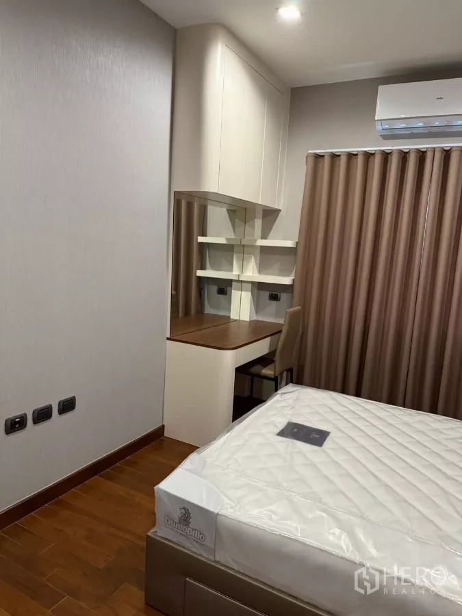 Detached House for rent in Bang Phli, Samut Prakan - Guest bedroom with work desk, brown curtains and air conditioner