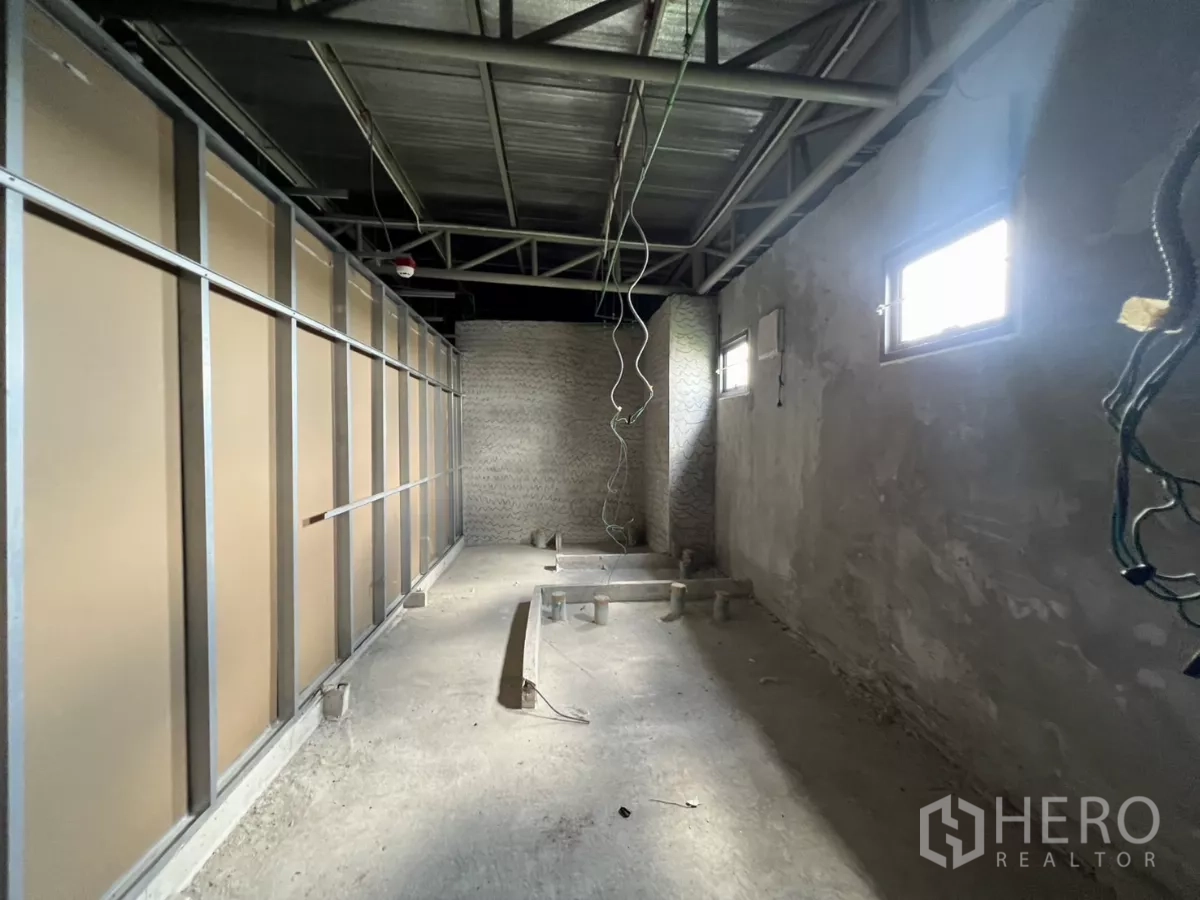 货栈 出售在Lat Krabang, Bangkok - 未完工房间，裸露管线与卫生间预留位。