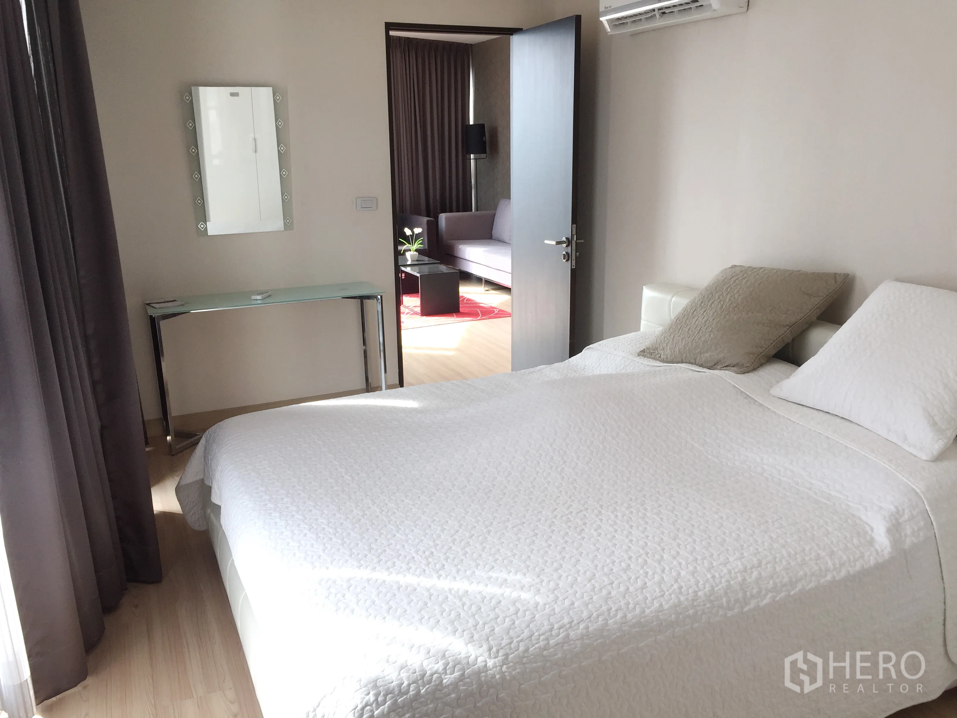 คอนโด ให้เช่าในWatthana, Bangkok - ห้องนอนสว่างด้วยชุดเครื่องนอนสีขาว หน้าต่างบานใหญ่ มองเห็นพื้นที่นั่งเล่นในคอนโด