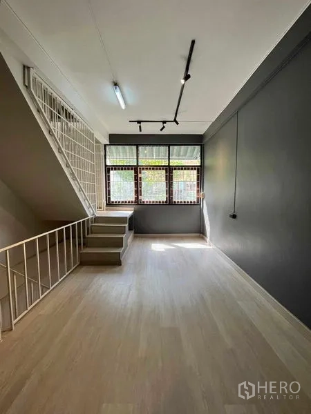 带办公室的家 出租在Khlong Toei, Bangkok - 明亮房间，浅木地板、楼梯与带防护栏的窗户