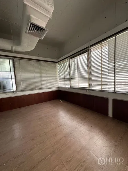 办公空间 出租在Watthana, Bangkok - 转角办公室，木地板，环窗配百叶帘，便于调节采光。