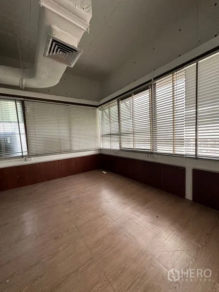 办公空间 出租在Watthana, Bangkok - 转角办公室，木地板，环窗配百叶帘，便于调节采光。
