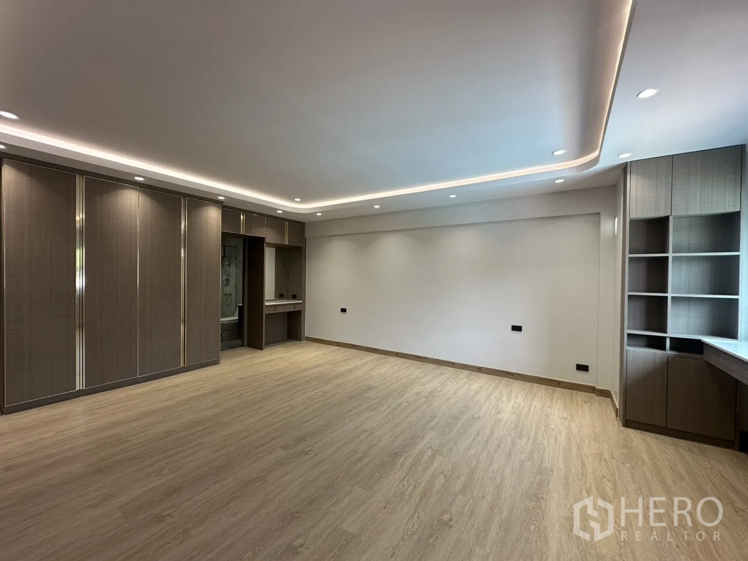 家庭办公室 for rent in Watthana, Bangkok - 大卧室配整面衣柜、层架与书桌。