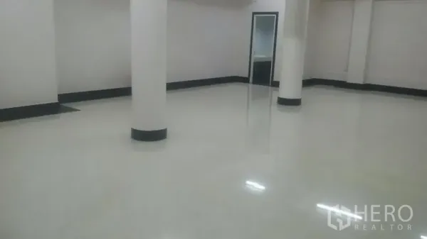办公空间 出租在Sathon, Bangkok - 大型空置办公室，立柱与通往清洗区的门，地面光亮。