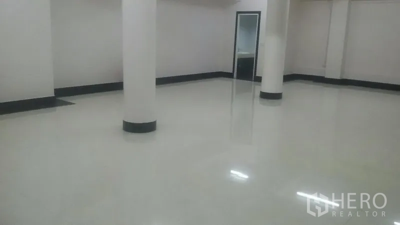 办公空间 出租在Sathon, Bangkok - 大型空置办公室，立柱与通往清洗区的门，地面光亮。