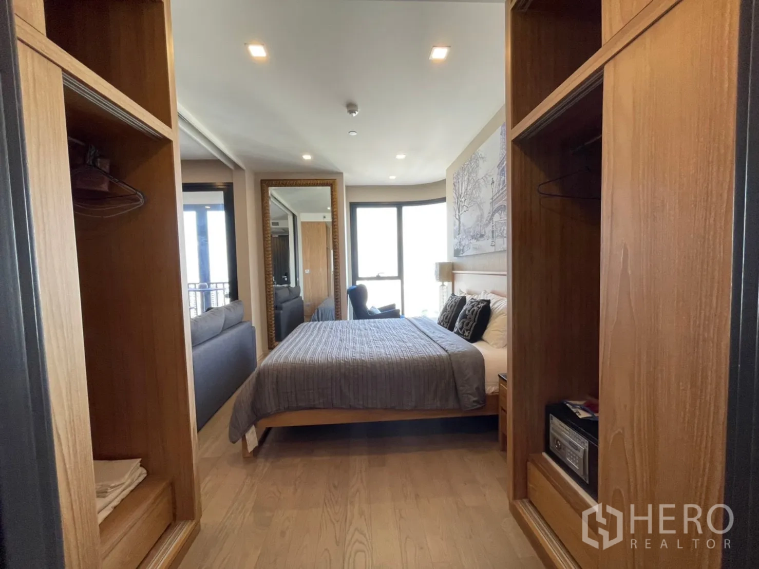 คอนโด for rent in Watthana, Bangkok - โถงตู้เสื้อผ้าสองฝั่งแบบวอล์กทรูเชื่อมสู่ห้องนอน