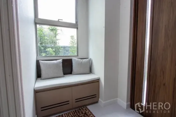บ้าน ขายในSaphan Sung, Bangkok - มุมนั่งริมหน้าต่างพร้อมที่เก็บของ รับแสงธรรมชาติข้างประตูไม้