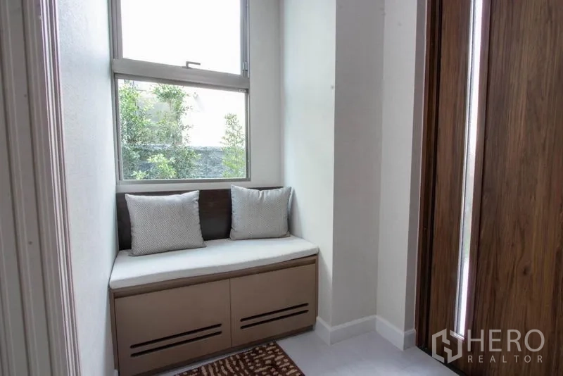บ้าน ขายในSaphan Sung, Bangkok - มุมนั่งริมหน้าต่างพร้อมที่เก็บของ รับแสงธรรมชาติข้างประตูไม้