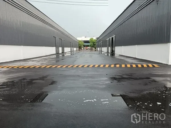 คลังสินค้า ให้เช่าในKhlong Toei, Bangkok - ถนนกลางภายในโครงการโกดัง พื้นเปียกสะท้อนน้ำและลูกระนาด