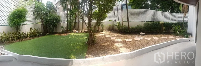 อพาร์ทเมนท์ ให้เช่าในKhlong Toei, Bangkok - สวนจัดแต่งพร้อมสนามหญ้า ต้นไม้ และทางเดินเรียงหิน