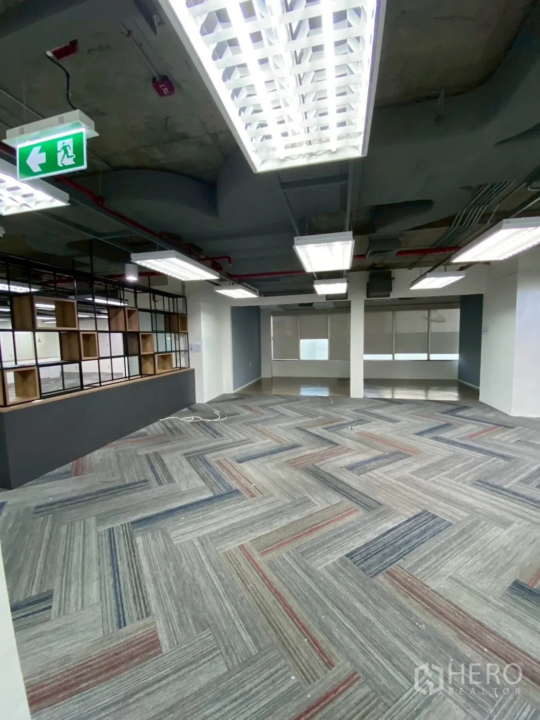 ออฟฟิศ for rent in Watthana, Bangkok - พื้นที่ทำงานกว้างมีชั้นกั้นโปร่ง หน้าต่างบานใหญ่ และไฟเพดานสว่าง