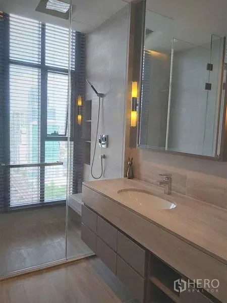 公寓 出售在Bang Rak, Bangkok - 现代化卫浴，玻璃淋浴间，大型台盆柜与镜柜，采光良好可望城市。