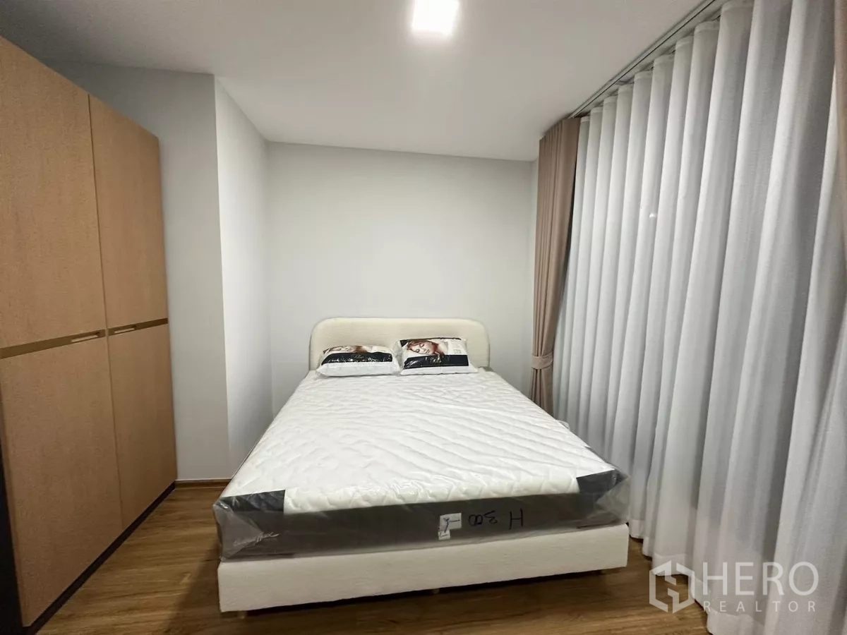 Townhouse for rent in Bang Phli, Samut Prakan - Primary bedroom with double bed, wardrobe and full‑height curtains.