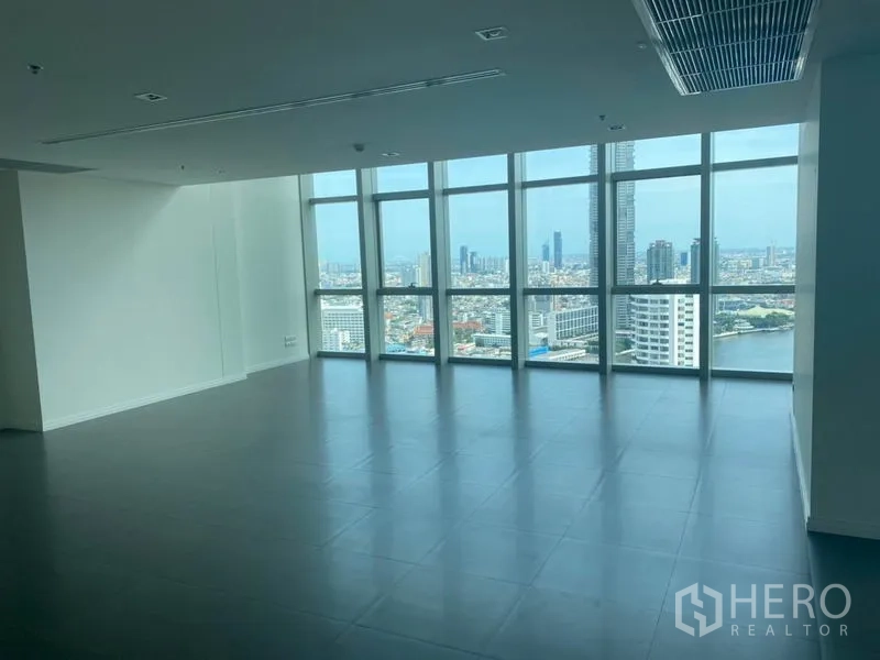 公寓 出租或出售在Khlong San, Bangkok - 开放式空间，整墙窗户框景城市与河流。