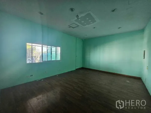 สำนักงานที่บ้าน ให้เช่าในPrawet, Bangkok - ห้องทำงานส่วนตัว ผนังสีเขียวอ่อน พื้นไม้ มีหน้าต่างด้านข้าง