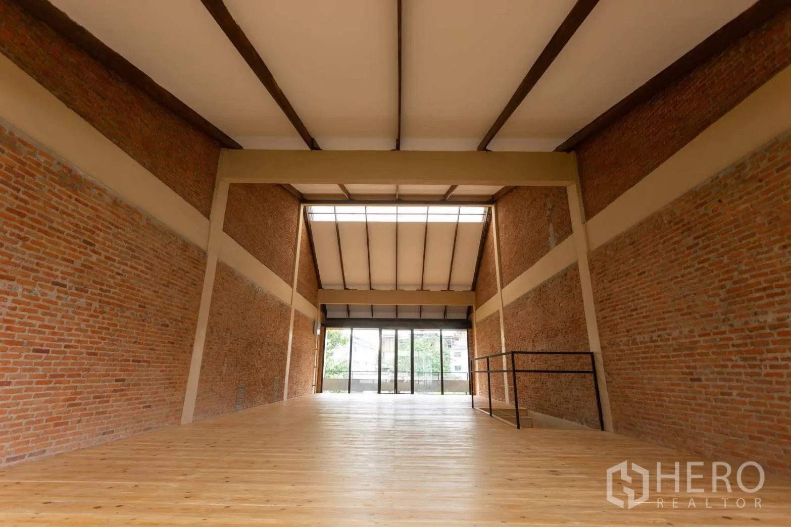 带办公室的家 出租在Watthana, Bangkok - loft风格工作区，天窗与梁架上方，宽阔木地板。